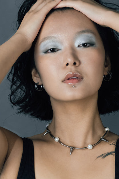 BLURRING - SILVER RIVET PEARL NECKLACE