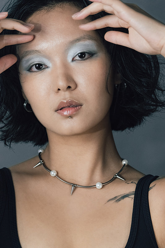 BLURRING - SILVER RIVET PEARL NECKLACE